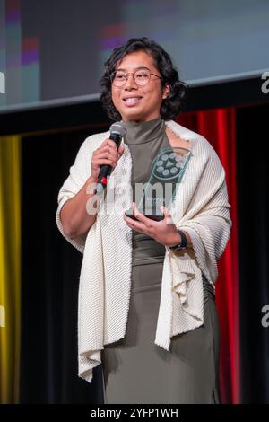 Toronto, Canada. 2 novembre 2024. (Da L a R) Sabrina Cruz (Answer in Progress), vincitrice del Canadian Award of Excellence, al Buffer Festival Awards Gala al Paradise Theatre di Toronto. Buffer Festival di Toronto è un evento annuale che celebra i creatori digitali e il loro lavoro, con contenuti originali di alta qualità di YouTuber e altri artisti di video online. Il festival offre proiezioni, pannelli e opportunità di networking, riunendo creator e fan in una celebrazione unica della narrazione online. Credito: SOPA Images Limited/Alamy Live News Foto Stock