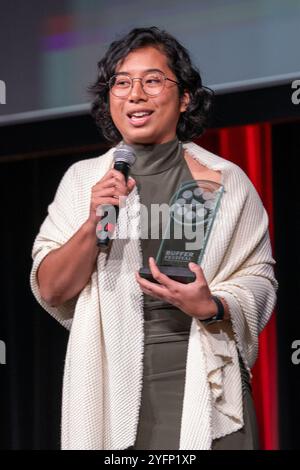 Toronto, Canada. 2 novembre 2024. (Da L a R) Sabrina Cruz (Answer in Progress), vincitrice del Canadian Award of Excellence, al Buffer Festival Awards Gala al Paradise Theatre di Toronto. Buffer Festival di Toronto è un evento annuale che celebra i creatori digitali e il loro lavoro, con contenuti originali di alta qualità di YouTuber e altri artisti di video online. Il festival offre proiezioni, pannelli e opportunità di networking, riunendo creator e fan in una celebrazione unica della narrazione online. Credito: SOPA Images Limited/Alamy Live News Foto Stock