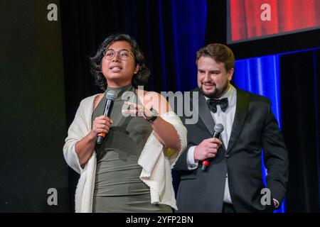 Toronto, Canada. 2 novembre 2024. (L to R) Sabrina Cruz e Sammy Paul si esibiscono al Buffer Festival Awards Gala al Paradise Theatre di Toronto. Buffer Festival di Toronto è un evento annuale che celebra i creatori digitali e il loro lavoro, con contenuti originali di alta qualità di YouTuber e altri artisti di video online. Il festival offre proiezioni, pannelli e opportunità di networking, riunendo creator e fan in una celebrazione unica della narrazione online. Credito: SOPA Images Limited/Alamy Live News Foto Stock