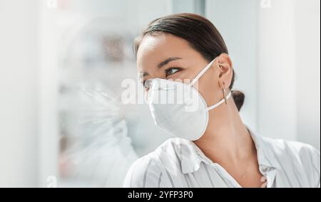 Depressione, viso e maschera con affari donna asiatica appoggiata sulla finestra in ufficio per idea o recessione. Fallimento, debito ed economia con i dipendenti Foto Stock