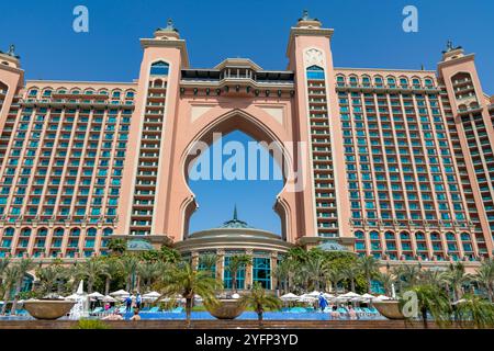 Gli ospiti dell'hotel si rilassano nella piscina reale del lussuoso hotel Atlantis The Palm sulla palma di jumeirah a Dubai, Emirati Arabi Uniti, 2024 Foto Stock