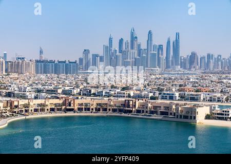 Paesaggio urbano di Dubai con moderni grattacieli e case a Palm Jumeirah, Emirati Arabi Uniti, 2024 Foto Stock