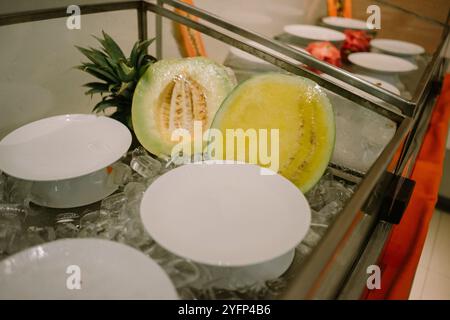 Frutta fresca preparata su ghiaccio tritato, creando un'esposizione rinfrescante e appetitosa Foto Stock