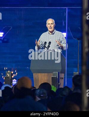 Philadelphia, Stati Uniti. 4 novembre 2024 - Filadelfia, Pennsylvania - il senatore della Pensylvania Bob Casey parla alla folla. Foto: Don Mennig / Alamy News Foto Stock