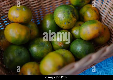 Arance fresche accatastate in una ciotola, con colori vivaci e consistenza succosa, perfette per il cibo, la salute o i temi della cucina Foto Stock