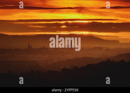 Blick auf die ostsaechsische Stadt Bautzen, aufgenommen in Abendlicht in Gross Radisch, 02.11.2024. Gross Radisch Deutschland *** Vista dell'est Foto Stock