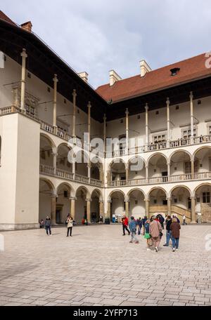 Cracovia, Polonia - 1° ottobre 2023: Cortile in stile rinascimentale con porticato presso il Castello reale di Wawel sulla collina di Wawel Foto Stock