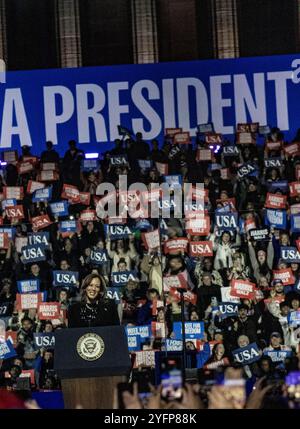 Philadelphia, Stati Uniti. 4 novembre 2024. Kamala Harris parla ad un raduno e concerto a Philadelphia, Pennsylvania, il 4 novembre 2024. Questo raduno e concerto arriva la sera prima del giorno delle elezioni. (Foto di Jonathan Fernandes/Sipa USA) credito: SIPA USA/Alamy Live News Foto Stock