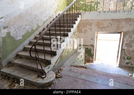 Rovine di un carcere politico (alcatraz croato), in uso quando la Croazia faceva parte della Jugoslavia, su un'isola sterile e disabitata, sul mare adriatico, sulla croazia Foto Stock