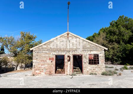 Rovine di un carcere politico (alcatraz croato), in uso quando la Croazia faceva parte della Jugoslavia, su un'isola sterile e disabitata, sul mare adriatico, sulla croazia Foto Stock