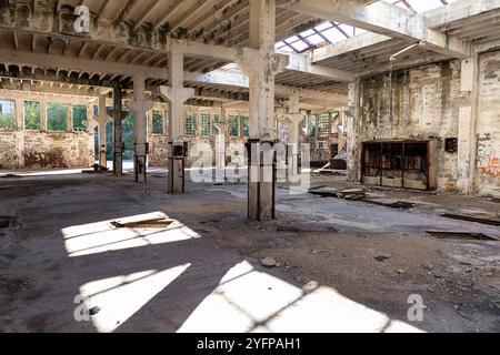 Rovine di un carcere politico (alcatraz croato), in uso quando la Croazia faceva parte della Jugoslavia, su un'isola sterile e disabitata, sul mare adriatico, sulla croazia Foto Stock