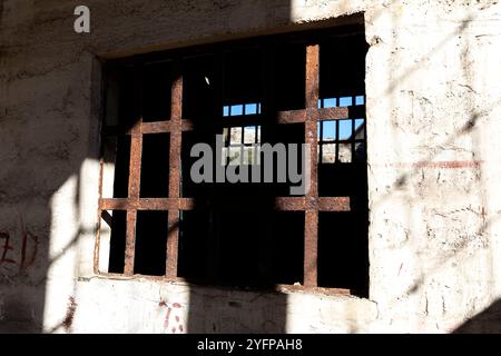 Rovine di un carcere politico (alcatraz croato), in uso quando la Croazia faceva parte della Jugoslavia, su un'isola sterile e disabitata, sul mare adriatico, sulla croazia Foto Stock