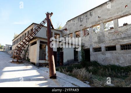 Rovine di un carcere politico (alcatraz croato), in uso quando la Croazia faceva parte della Jugoslavia, su un'isola sterile e disabitata, sul mare adriatico, sulla croazia Foto Stock