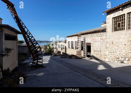 Rovine di un carcere politico (alcatraz croato), in uso quando la Croazia faceva parte della Jugoslavia, su un'isola sterile e disabitata, sul mare adriatico, sulla croazia Foto Stock