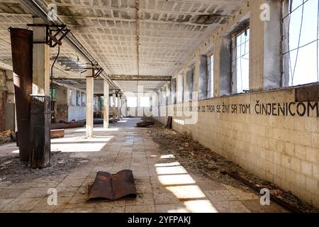 Rovine di un carcere politico (alcatraz croato), in uso quando la Croazia faceva parte della Jugoslavia, su un'isola sterile e disabitata, sul mare adriatico, sulla croazia Foto Stock