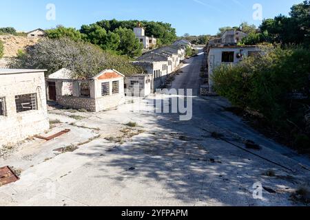 Rovine di un carcere politico (alcatraz croato), in uso quando la Croazia faceva parte della Jugoslavia, su un'isola sterile e disabitata, sul mare adriatico, sulla croazia Foto Stock