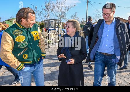 Döbeln - Sachsens Tourismusministerin besucht Karls Erlebnis-Dorf: Neue Attraktionen für November und 2025 geplant 01.11.2024 gegen 12 Uhr Döbeln, Erdbeerstraße Karls Erlebnis-Dorf Sachsens Tourismusministerin Barbara Klepsch CDU zeigte sich beeindruckt vom rasanten Ausbau des Karls Erlebnis-Dorfes in Döbeln. Seit ihrem Baustellenbesuch im mai 2023 seien zahlreiche Neuerungen hinzugekommen, so Klepsch am Freitag. Karls-Chef Robert Dahl kündigte bei dem Rundgang mit der Ministerin am Freitag die nächsten Vorhaben AN: IM Juni 2025 soll das neue Karls-banda-Hotel mit 60 Familiensuiten eröffnen. Z Foto Stock