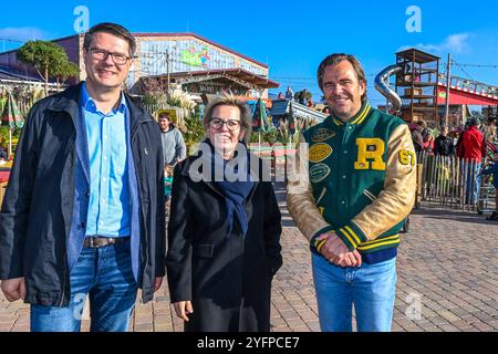 Döbeln - Sachsens Tourismusministerin besucht Karls Erlebnis-Dorf: Neue Attraktionen für November und 2025 geplant 01.11.2024 gegen 12 Uhr Döbeln, Erdbeerstraße Karls Erlebnis-Dorf Sachsens Tourismusministerin Barbara Klepsch CDU zeigte sich beeindruckt vom rasanten Ausbau des Karls Erlebnis-Dorfes in Döbeln. Seit ihrem Baustellenbesuch im mai 2023 seien zahlreiche Neuerungen hinzugekommen, so Klepsch am Freitag. Karls-Chef Robert Dahl kündigte bei dem Rundgang mit der Ministerin am Freitag die nächsten Vorhaben AN: IM Juni 2025 soll das neue Karls-banda-Hotel mit 60 Familiensuiten eröffnen. Z Foto Stock