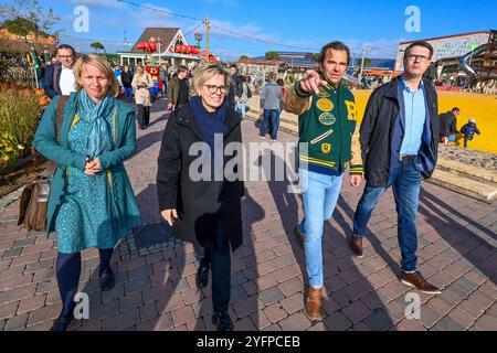 Döbeln - Sachsens Tourismusministerin besucht Karls Erlebnis-Dorf: Neue Attraktionen für November und 2025 geplant 01.11.2024 gegen 12 Uhr Döbeln, Erdbeerstraße Karls Erlebnis-Dorf Sachsens Tourismusministerin Barbara Klepsch CDU zeigte sich beeindruckt vom rasanten Ausbau des Karls Erlebnis-Dorfes in Döbeln. Seit ihrem Baustellenbesuch im mai 2023 seien zahlreiche Neuerungen hinzugekommen, so Klepsch am Freitag. Karls-Chef Robert Dahl kündigte bei dem Rundgang mit der Ministerin am Freitag die nächsten Vorhaben AN: IM Juni 2025 soll das neue Karls-banda-Hotel mit 60 Familiensuiten eröffnen. Z Foto Stock