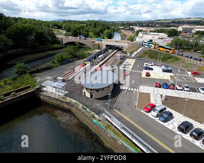 Vista aerea con droni di un treno Scotrail Class 170 DMU presso la stazione ferroviaria di Leven, Fife, Scozia, riaperta nel giugno 2024 Foto Stock