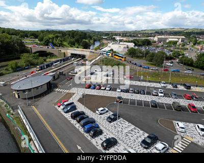 Vista aerea con droni di un treno Scotrail Class 170 DMU presso la stazione ferroviaria di Leven, Fife, Scozia, riaperta nel giugno 2024 Foto Stock