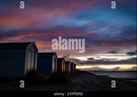 La spiaggia di Findhorn si trova alla luce della sera sulla costa di Moray. Foto Stock