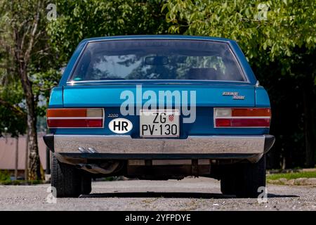 Zagabria, Croazia - 9 giugno 2023 - limousine executive in stile gangster Fiat 130 d'epoca. È stato progettato dai famosi Paolo Martin e Pi Foto Stock