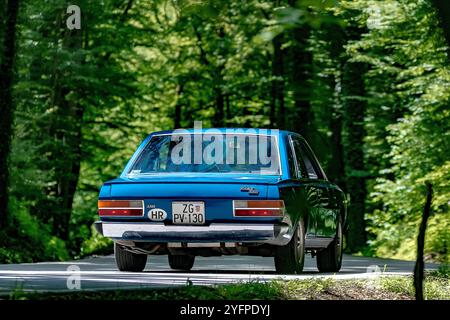 Zagabria, Croazia - 9 giugno 2023 - limousine executive in stile gangster Fiat 130 d'epoca. È stato progettato dai famosi Paolo Martin e Pi Foto Stock