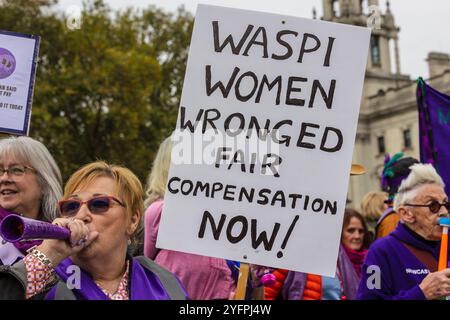 Westminster, Londra, Regno Unito, ottobre 30 2024, WASPI Woman tenendo un grande cartello e manifestando fuori dalle Houses of Parliament, Londra il 30 ottobre Foto Stock