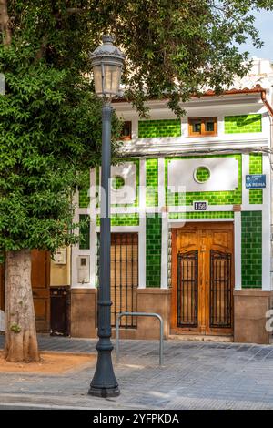 Facciata colorata di una casa nel quartiere El Cabanyal, Valencia, Comunità Valenciana, Spagna Foto Stock