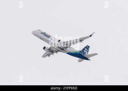 Alaska Airlines Anchorage, Alaska, USA - 3 novembre 2024: Un aereo Alaska Airlines decolla dall'aeroporto internazionale Ted Stevens Anchorage, Alaska. Alaska Airlines è una compagnia aerea americana con sede a Seattle, Washington Copyright: XHASANxAKBASx Foto Stock