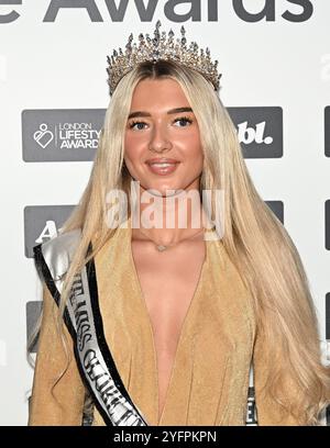 LONDRA, REGNO UNITO. 4 novembre 2024. Milly May Halloran, MISS GLOBE ENGLAND 2021, partecipa ai London Lifestyle Awards 2024 al Royal Lancaster London, Regno Unito. (Foto di 李世惠/SEE li/Picture Capital) credito: Vedi li/Picture Capital/Alamy Live News Foto Stock