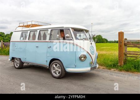 Anni '1957 50 Blue White Splitty VW Volkswagen 1600 cc Kombi; motori classici, collezionisti di automobili, appassionati di motori e auto storiche che viaggiano a Eccleston, Regno Unito Foto Stock