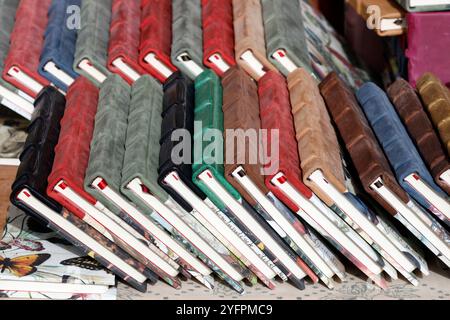 La sezione del mercato delle pulci del sabato di Naschmarkt su Linke Wienzeile. BRIC-a-brac stalla che vende una gamma di prodotti di seconda mano. Vienna. Austria. Foto Stock