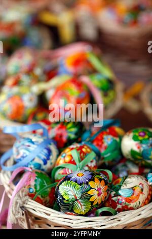 Uova di pasqua colorate e dipinte nel tradizionale mercato di Pasqua. La festa di Pasqua è la festa più antica e cristiana. Vienna. Austria. Foto Stock