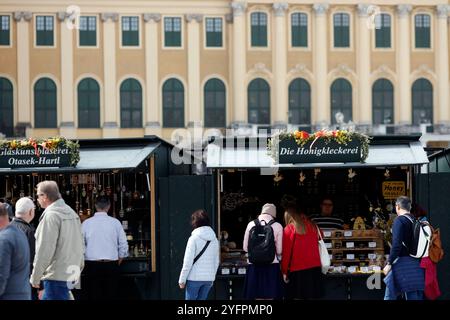 Uova di pasqua colorate e dipinte nel tradizionale mercato di Pasqua. La festa di Pasqua è la festa più antica e cristiana. Vienna. Austria. Foto Stock