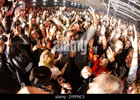 Milano Italia. 4 novembre 2024. La band americana BLACK PUMAS si esibisce dal vivo sul palco di Fabrique durante il "Chronicles of A Diamond Tour". Foto Stock