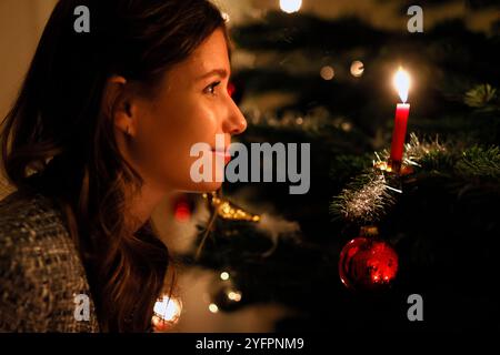 Albero di Natale decorato con ornamenti e luci. Foto Stock