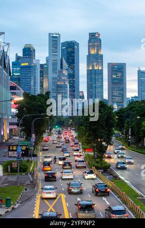 Osservando il traffico che si muove lungo la Nicoll Highway nel centro di Singapore da un cavalcavia pedonale durante l'ora di punta serale Foto Stock