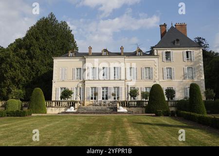 Casa e giardino, Saint-Sauveur-en-Puisaye, Yonne, Francia Foto Stock