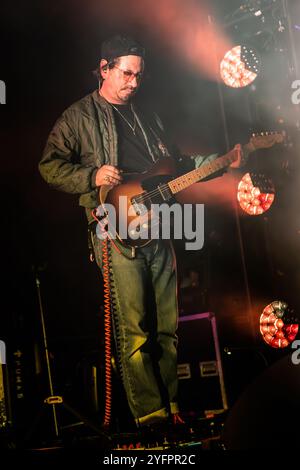 Milano Italia. 4 novembre 2024. La band americana BLACK PUMAS si esibisce dal vivo sul palco di Fabrique durante il "Chronicles of A Diamond Tour". Foto Stock