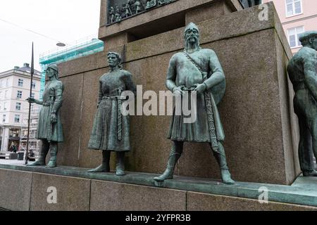 Bergen, Norvegia - 8 agosto 2022: Monumento dei marinai (Sjomannsmonumentet) situato in piazza Torgallmenningen, un tributo ai marinai della città da tutti i Foto Stock