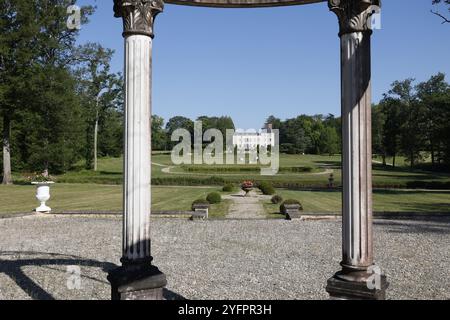 Colonne e giardino, Saint-Sauveur-en-Puisaye, Yonne, Francia Foto Stock