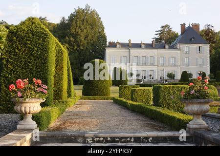 Casa e giardino, Saint-Sauveur-en-Puisaye, Yonne, Francia Foto Stock