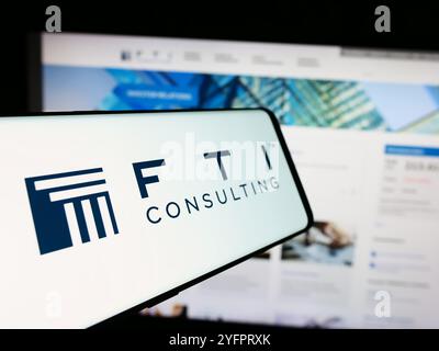 Germania. 6 luglio 2024. In questa illustrazione fotografica, davanti al sito Web viene visualizzato un telefono cellulare con il logo della società americana di consulenza aziendale FTI Consulting Inc. Credito: SOPA Images Limited/Alamy Live News Foto Stock