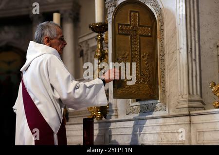 Chiesa di San Giacomo. Messa domenicale. Tabernacolo. Sallanches. Francia. Foto Stock