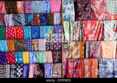 Produzione batik. Sarong tradizionale in sala di vendita. Yogyakarta. Indonesia. Foto Stock