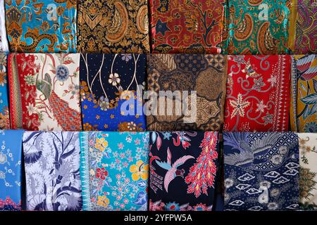 Produzione batik. Sarong tradizionale in sala di vendita. Yogyakarta. Indonesia. Foto Stock