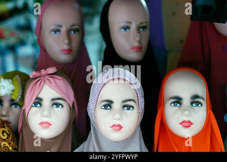Hijab mussulmano copricapo per donne in un mercato. Quartiere arabo di Ampel. Surabaya. Indonesia. Foto Stock
