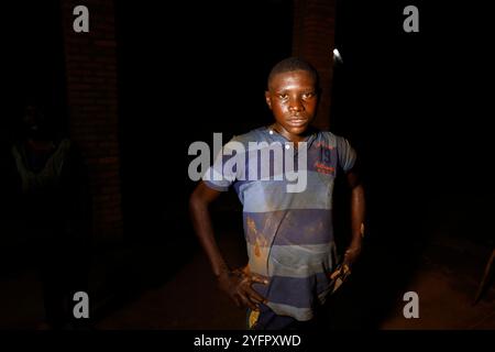 Coltivatore che porta le ciliegie di caffè in una stazione di lavaggio del caffè, nel distretto di Rutsiro, nella provincia settentrionale, in Ruanda Foto Stock